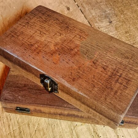 Boîte à dés artisanale - avec piste intégrée - personnalisable