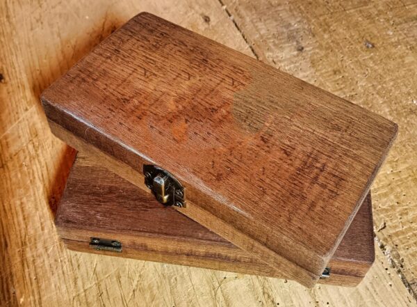 Boîte à dés artisanale - avec piste intégrée - personnalisable